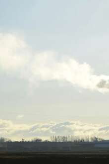 Fábrica a emitir gases para a atmosfera